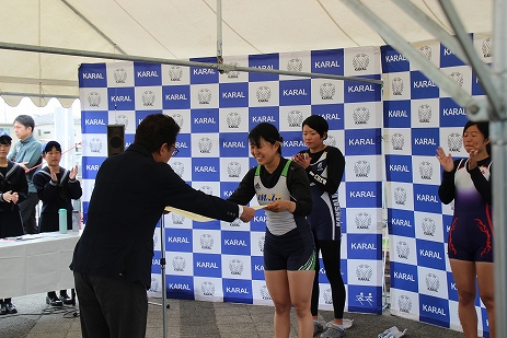 表彰式で賞状を受けとる小原選手