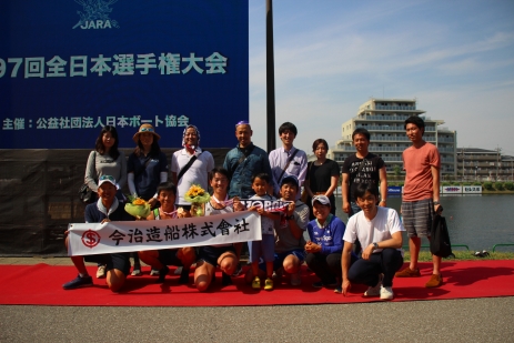 応援に駆けつけてくれた社員と表彰式で記念撮影