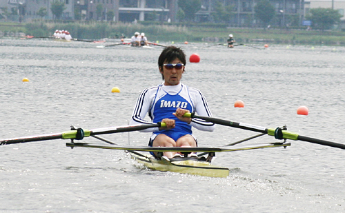 力漕を見せるボート部藤川選手