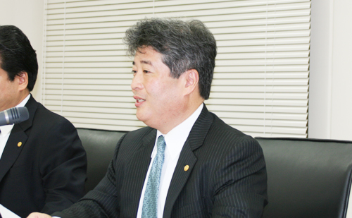 会見に臨む檜垣社長