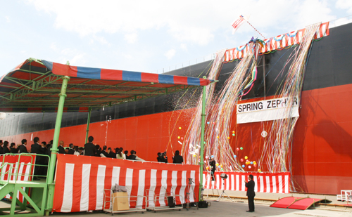 竣工を祝って色とりどりのテープが放たれます