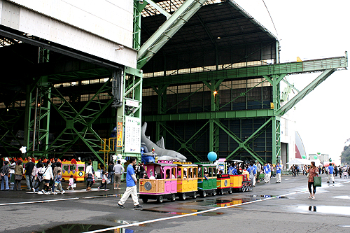多くの家族連れでにぎわった「秋の感謝祭」会場