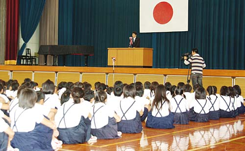 贈呈式で挨拶をする檜垣社長