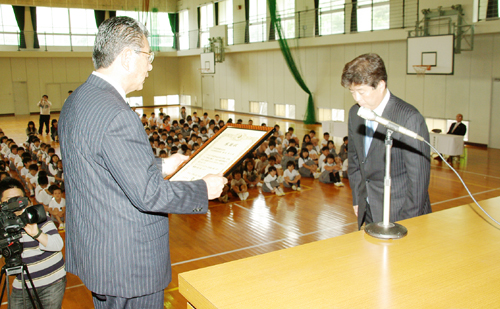 今治市より感謝状を受取る檜垣社長