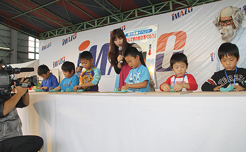 アルキメデス博士の説明を聞いた後、粘土で船を作る子供たち「ぜったいに浮く船を作るぞ!」