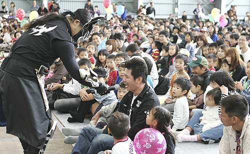 子供に大人気の仮面ライダーフォーゼショー「フォーゼ負けるな―」