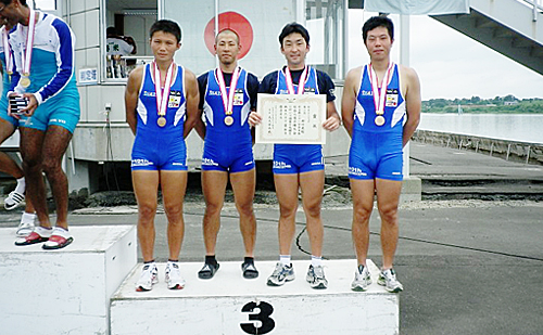 表彰台で賞状を手にする今治造船ボート部部員