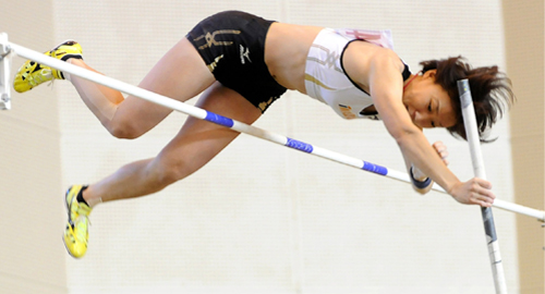 室内日本新記録となる4m32を跳ぶ中野さん（四国新聞2月15日付）