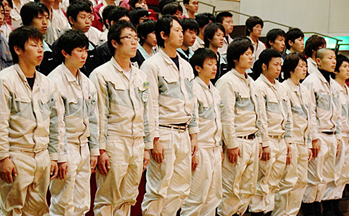 引き締まった表情で式に臨む研修生
