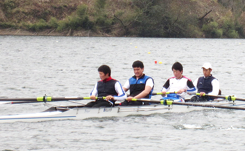 王さん(前から2人目)と共に乗艇する今治造船ボート部員