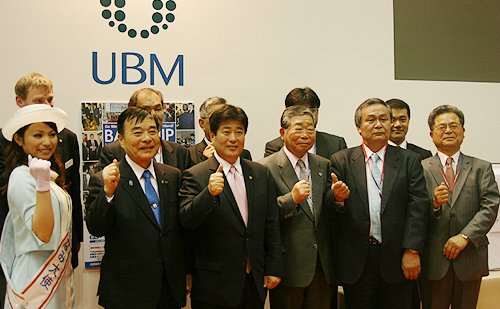 記念撮影をする「バリシップ2013」の関係者