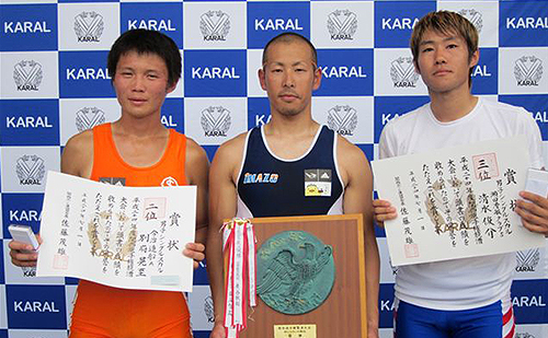 表彰式にてシングルスカル上位3名（写真左：別府選手　中央井出選手）