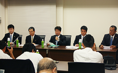 左から、柏木喜延取締役東京営業部長、森茂常務取締役、檜垣幸人代表取締役社長、檜垣和幸代表取締役専務取締役、藤田均常務取締役設計本部長