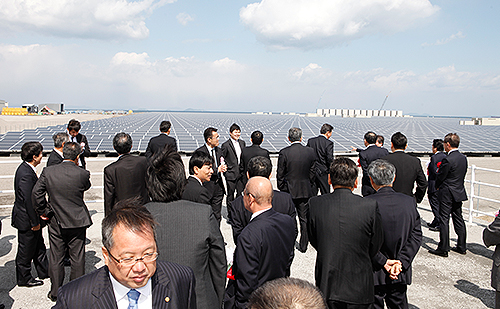 見学用に設けられた高台からパネルを見渡す出席者の皆様