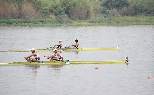 レース後半、追い込みを見せる井出・別府両選手(写真奥)