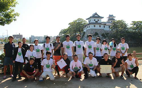 カッター大会に参加した当社社員ら。