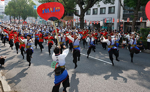 左若手社員を中心に統率のとれた踊りを披露