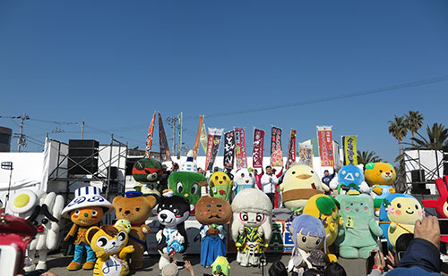 菅今治市長を中心に集合するゆるキャラ達